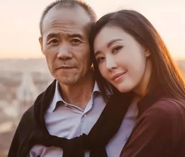 原来他俩的离婚传闻全是假的。女儿都生了，十几年的感情在哪儿摆着呢！怎么可能说放弃
