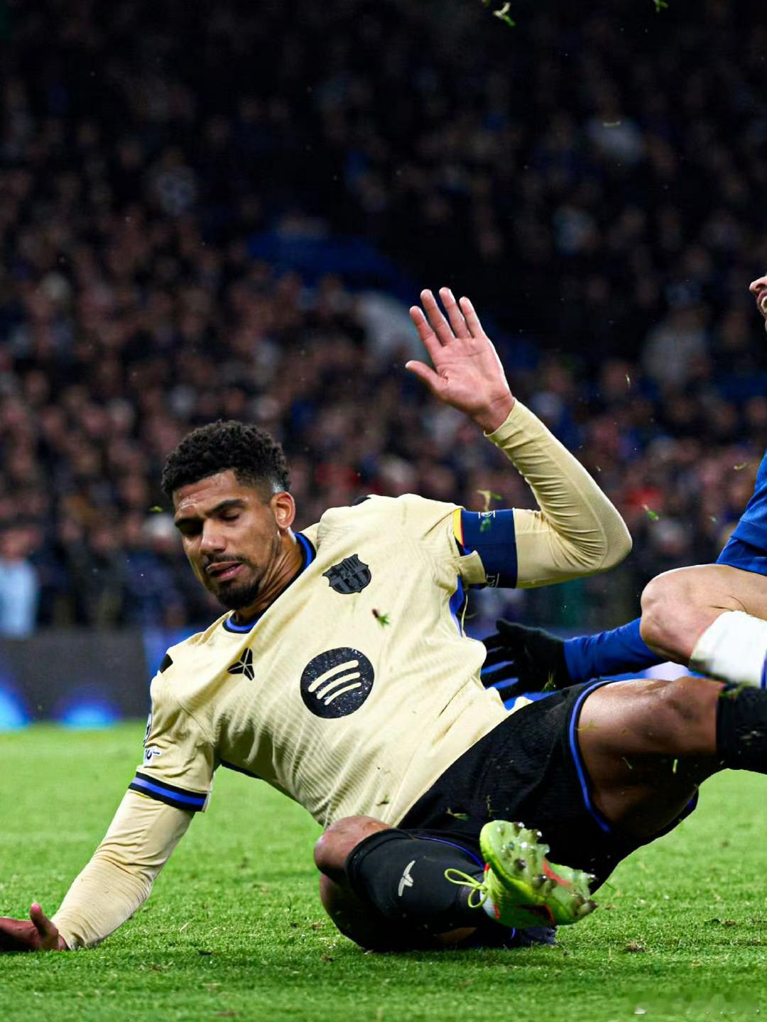 加泰电台：阿劳霍深受打击，至今仍无法理解发生了什么事。 这位球员受到了很大的影响