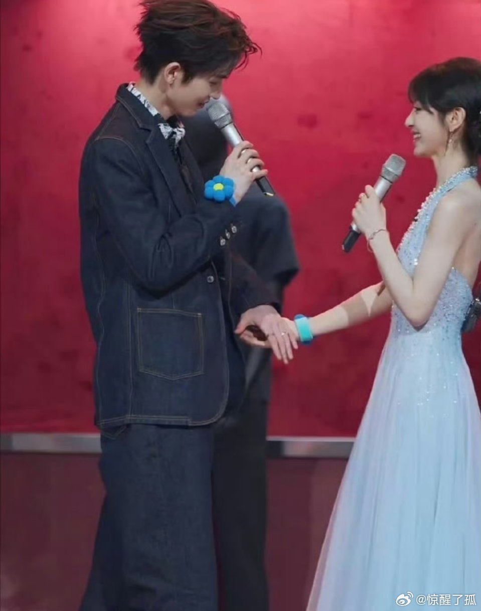张凌赫田曦薇对唱《想把我唱给你听》甜度超标！张凌赫田曦薇嗓音适配度满分，牵手对视