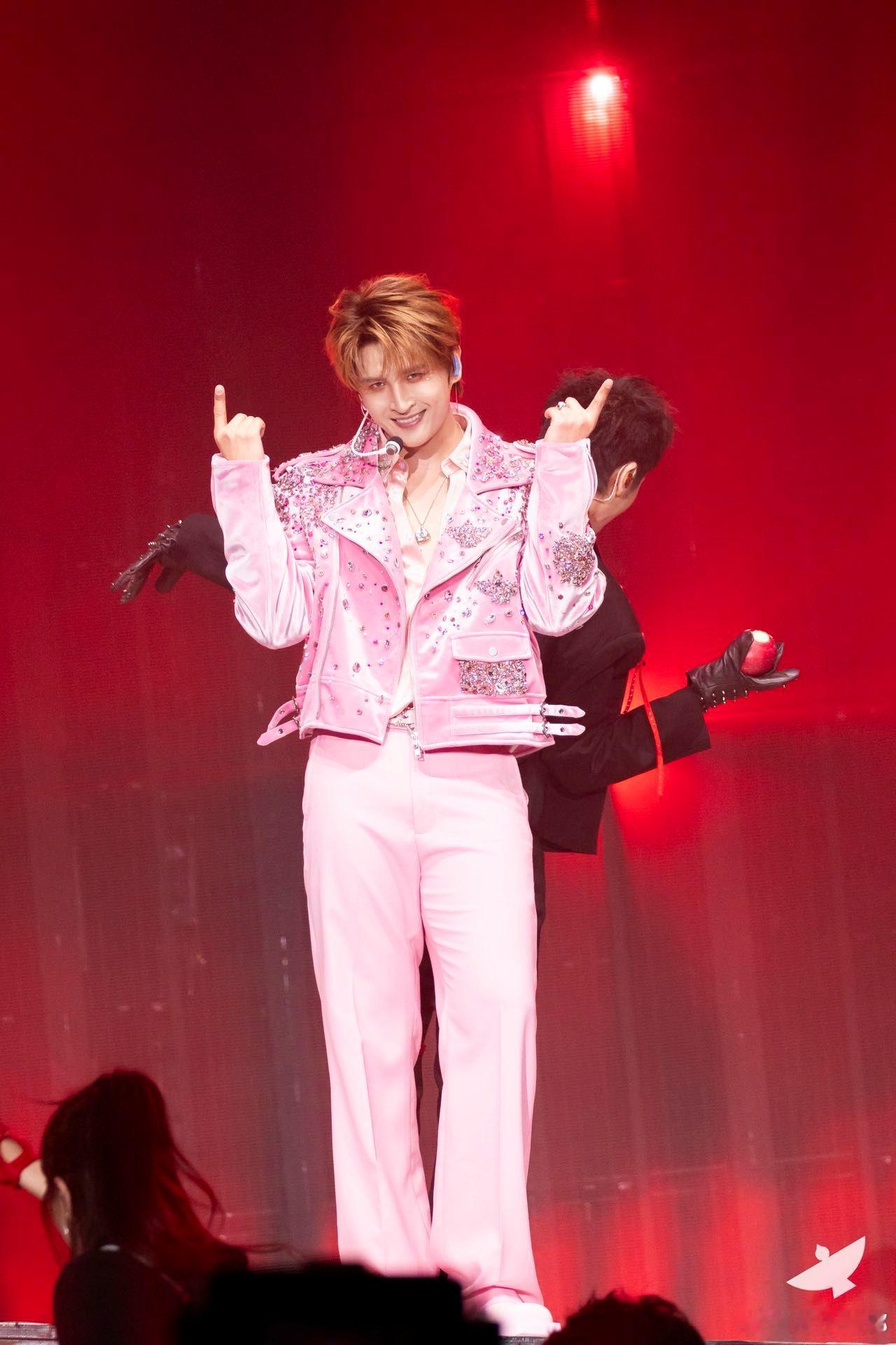 跟同好疯狂刷屏安利，  全新主题超用心，唱跳齐上阵四小时，粉丝福利真的太顶了～ 