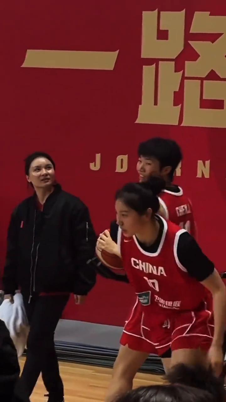 秒变脸，蹦蹦跳跳的活力女宝。