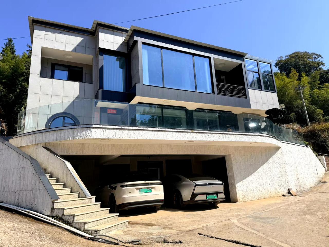 网友：这两辆车在你老家，属于什么水平呢？  ​