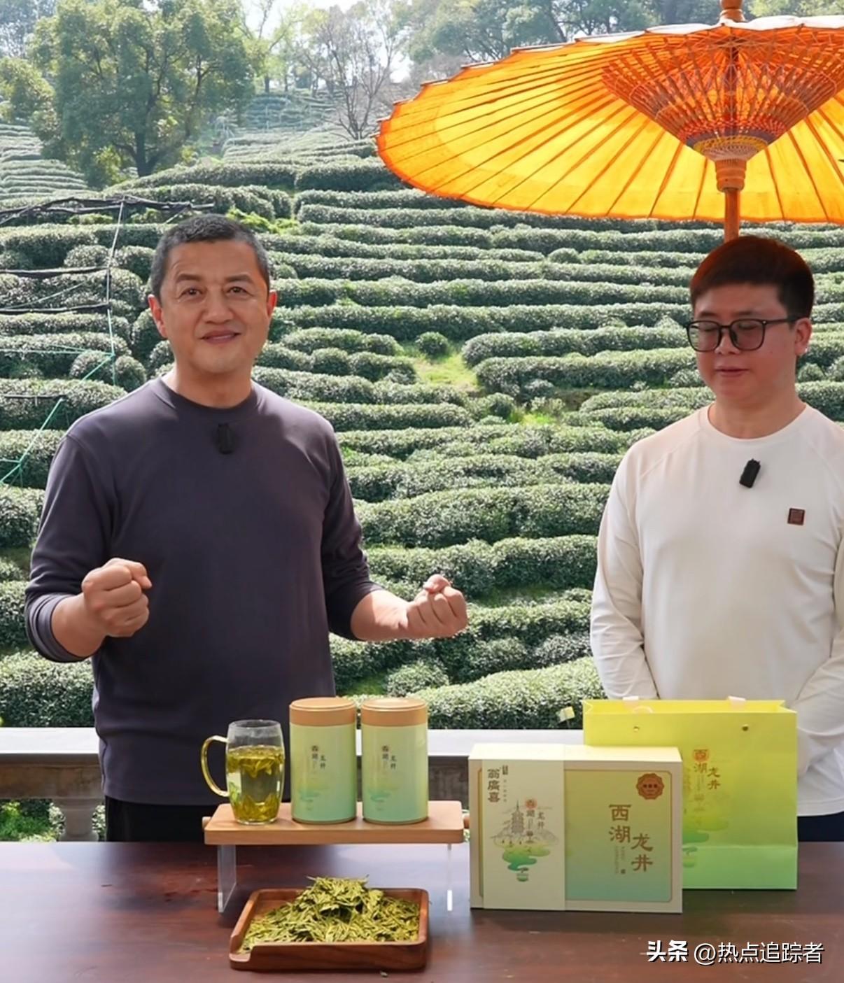 今早，李亚鹏如约开启了年后的第二场茶品直播。相比昨天的第一场，在线人数略有些回落