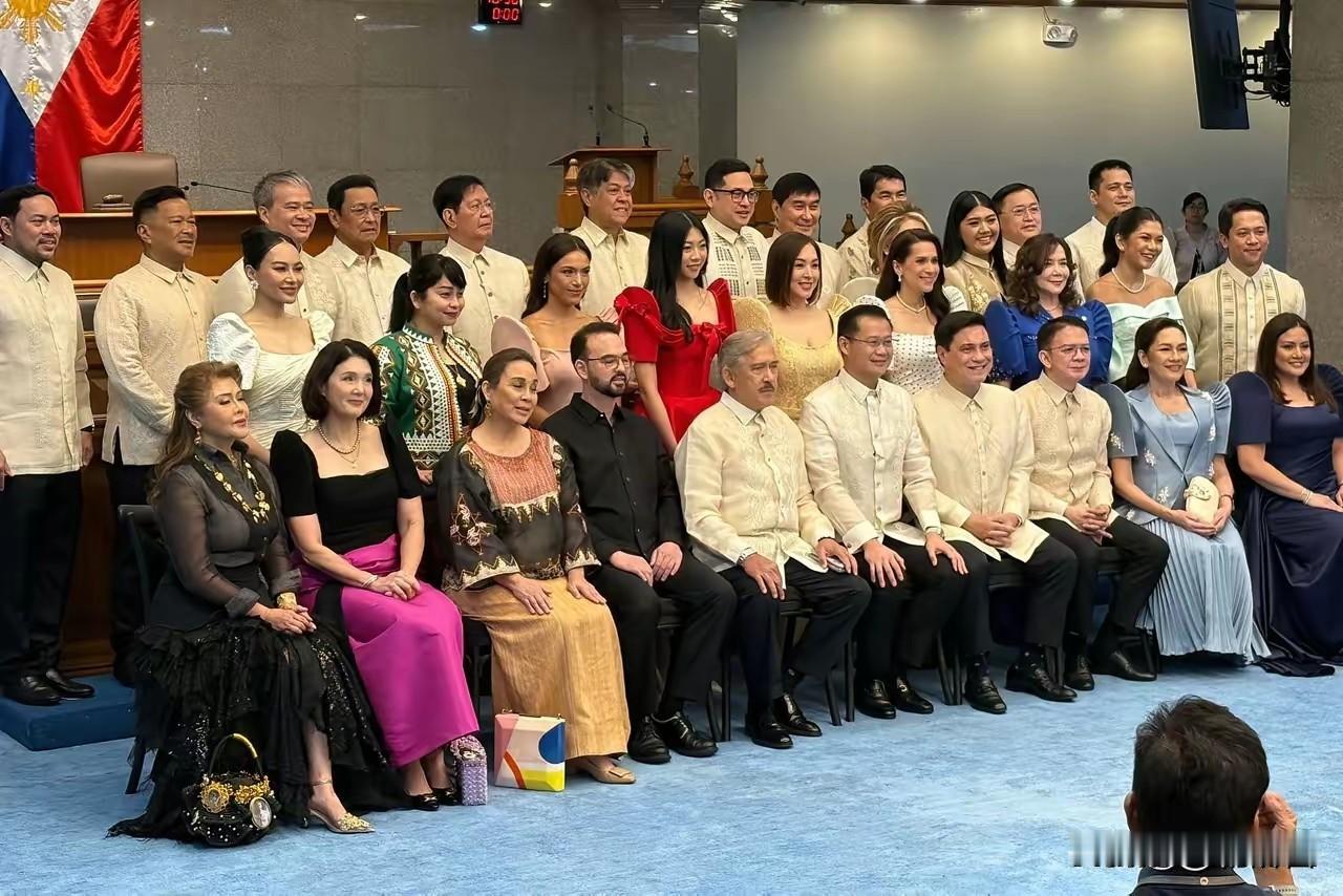 这张菲律宾参议院全家福引发很多人讨论。
画面是本届全部参议员携家属的官方标准合影