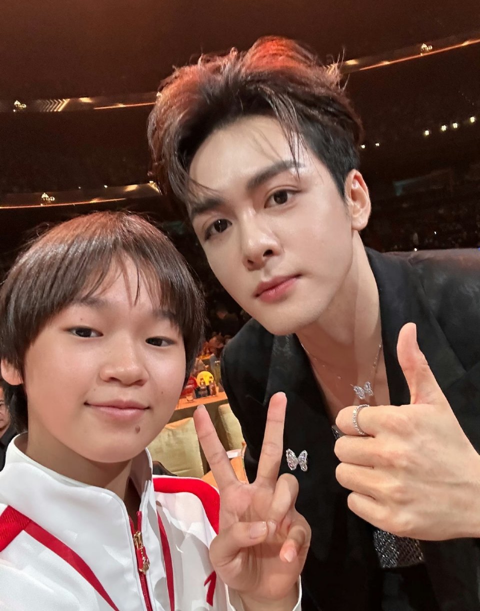 曾舜晞全红婵合影 这眼睛确实大啊 ​​​