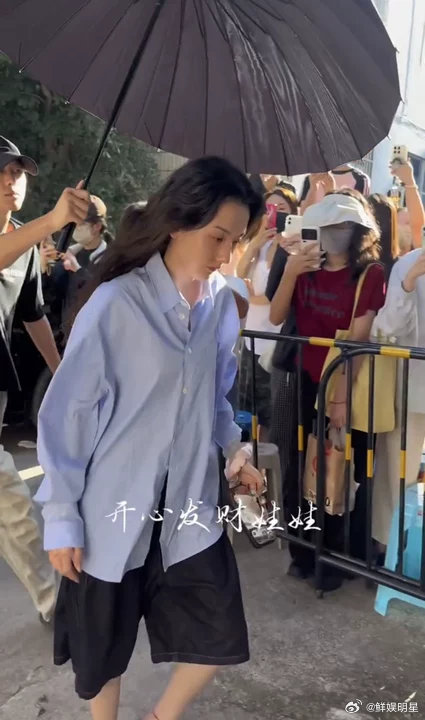 宋祖儿粉丝给孙凡清颁奖被可爱鼠了！宋祖儿粉丝给孙凡清颁奖了！粉丝给孙凡清送奖状一