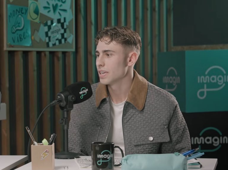 🎙你的偶像是谁？💬费尔明·洛佩斯：“梅西。”🎙哪位球员给你留下的印象最深刻