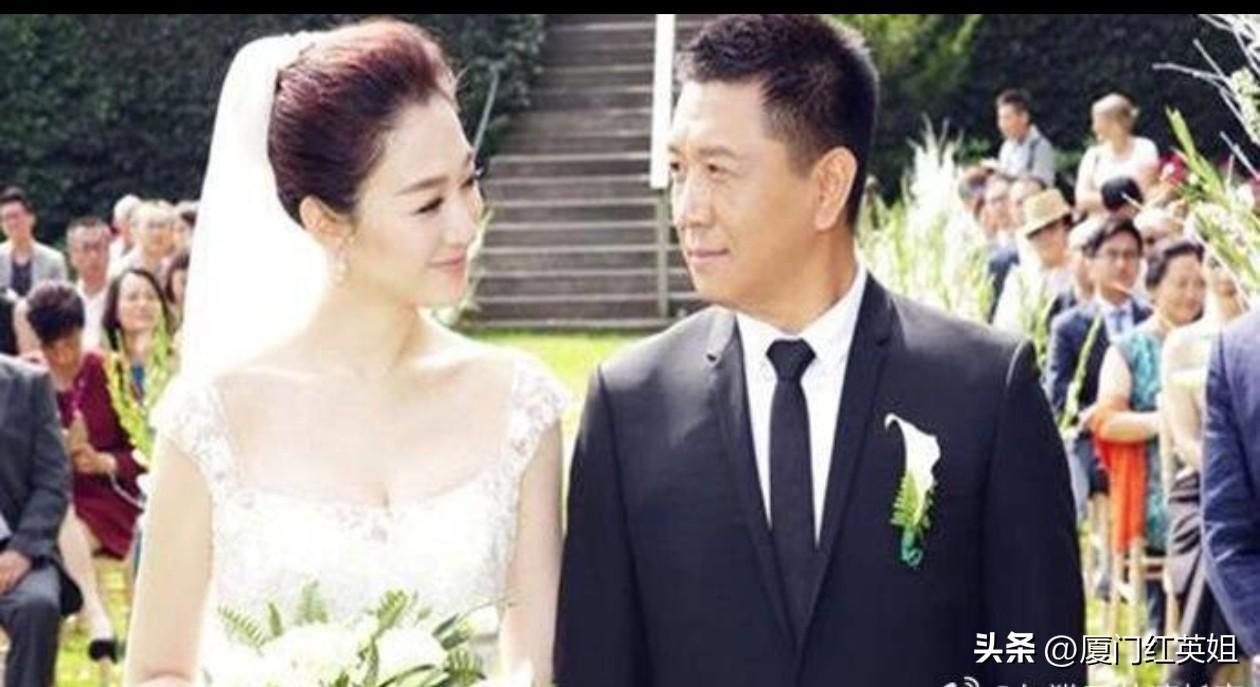果不其然
刚刚李小冉还是发文了
不仅亲自确认与制片人徐佳宁已离婚
而且还明确时期