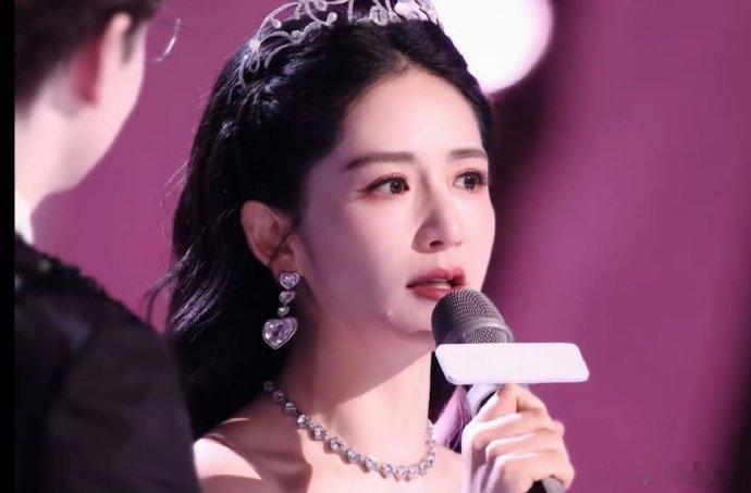 盘点谢娜主持过的神级舞台  每一次登台都能感受到进步，控场、谈吐样样在线，越来越