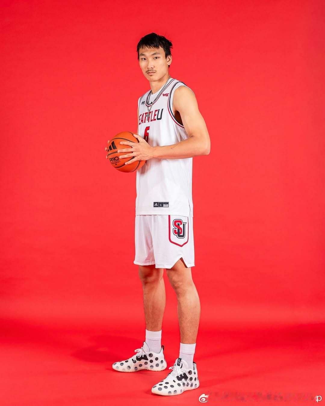 西雅图大学新赛季中日韩球员定妆照，11月4日新赛季首战丹佛大学，丹佛大学恰巧下赛