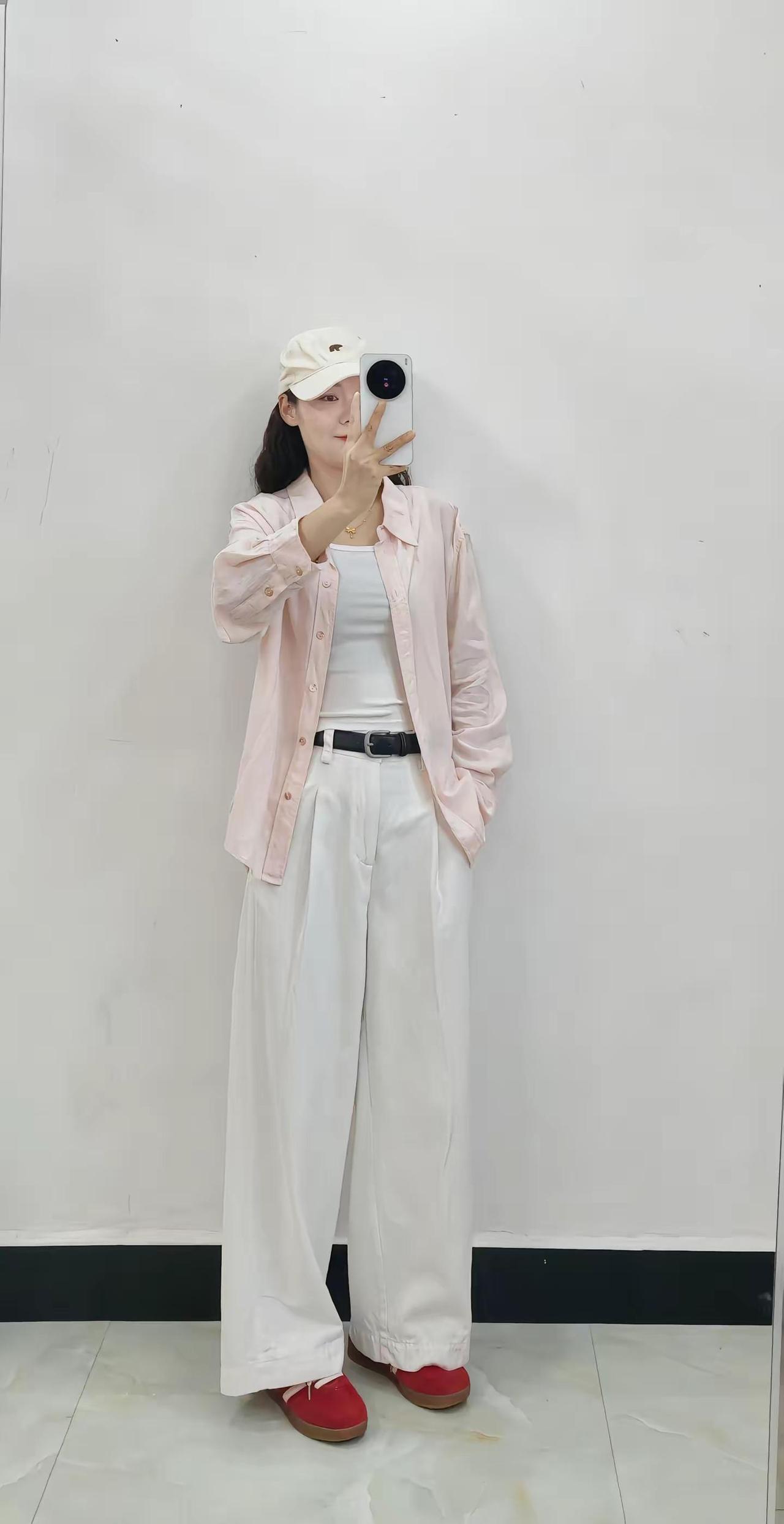 原歌时装。一条可以搭遍衣柜里所有五颜六色的裤子，真的巨巨巨好穿，去年穿了一个春天