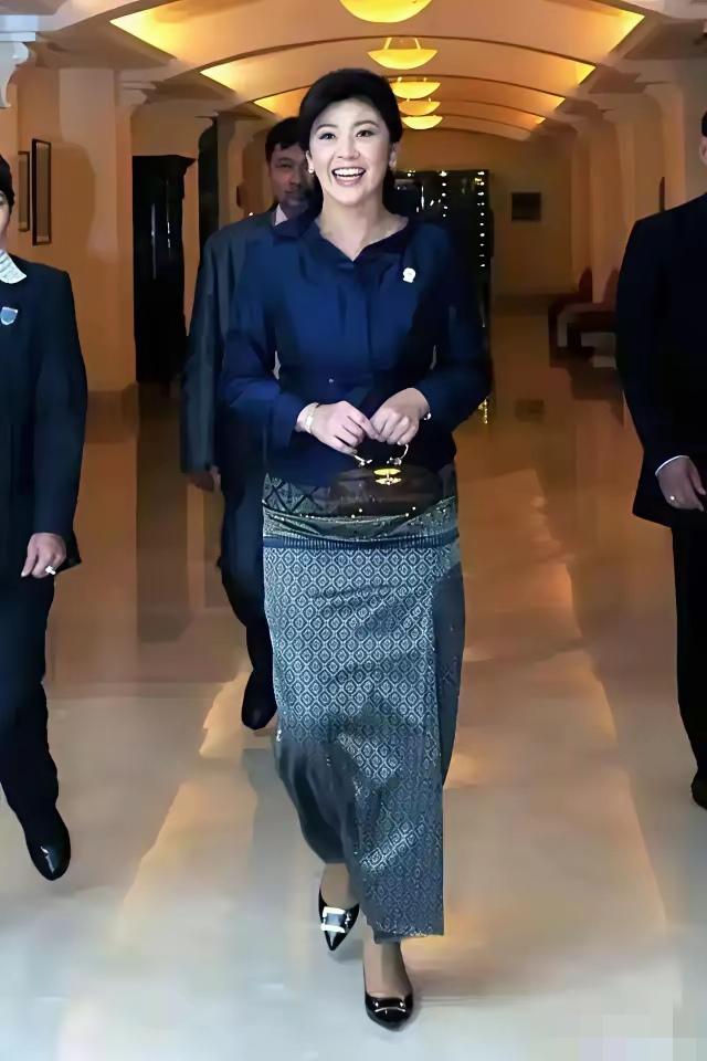 当年的泰国总理英拉堪称亚洲第一美人，淡出政坛后，专注商业与家庭，如今59岁，简约