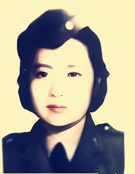 1953年，澳门街头一妇人抱孩子举牌乞讨，蒋介石下令：接她到台湾。
 
这位在街