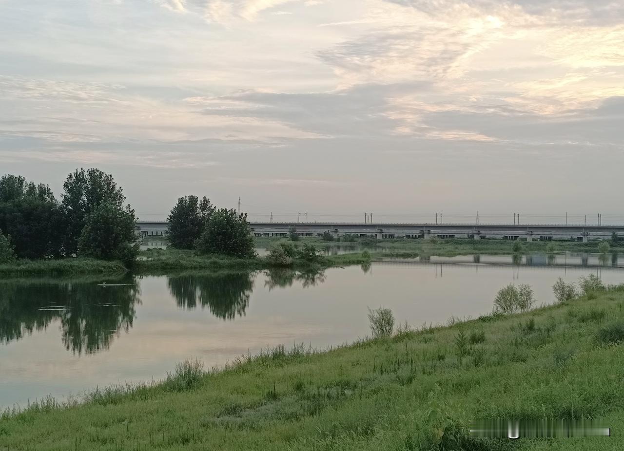 傍晚时分的南阳湖
由于汛期时上游朱庄水库持续放水泄洪，穿越南阳湖的道路（纬三路→