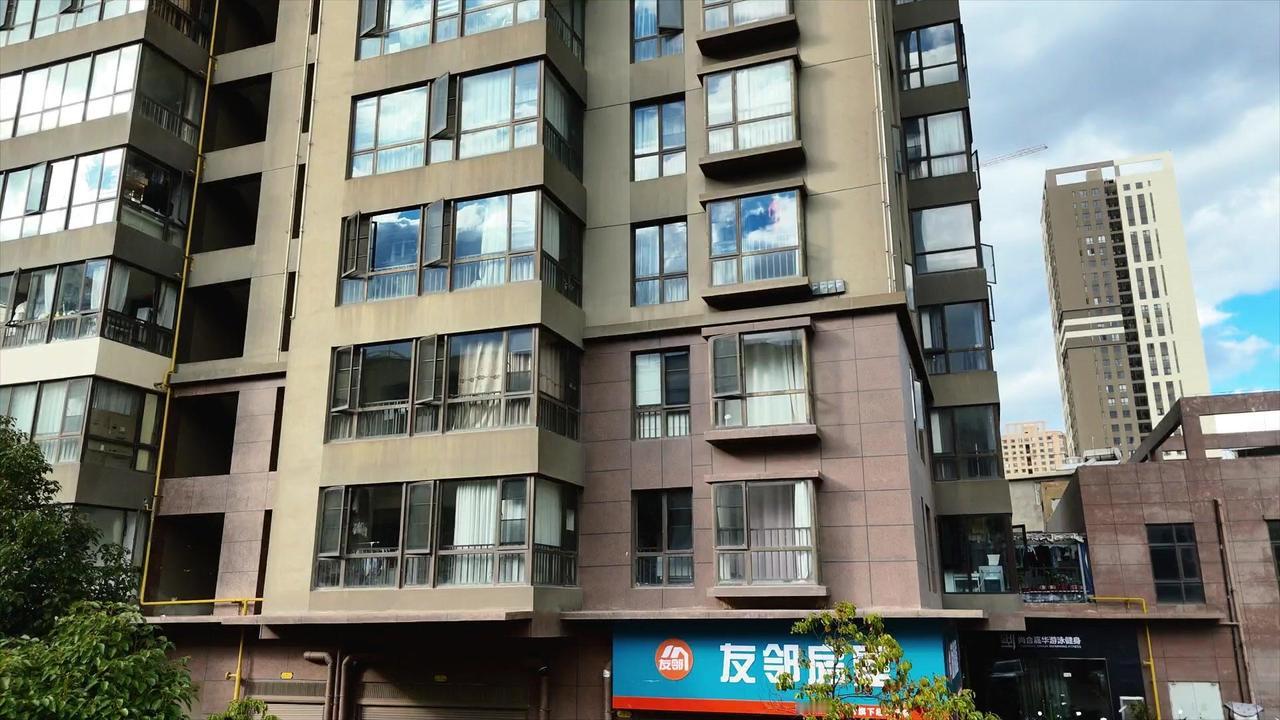 今天去了滇西第一高楼龙都，它有51层（地上49层，地下2层），站在顶楼俯瞰整个大