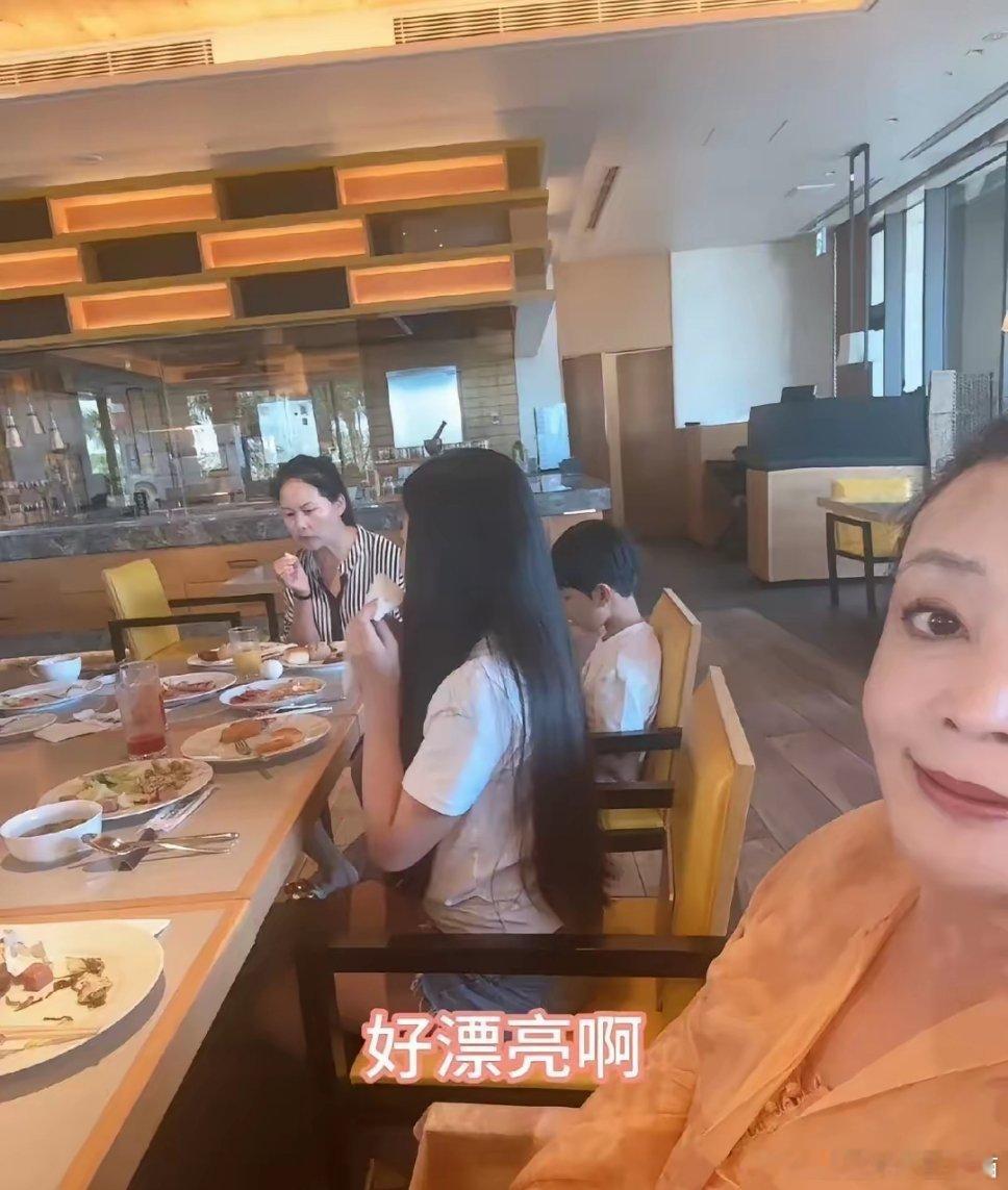 没想到，小玥儿不仅继承了妈妈大S的美貌，连那令人羡慕的秀发基因也完美传承了下来！