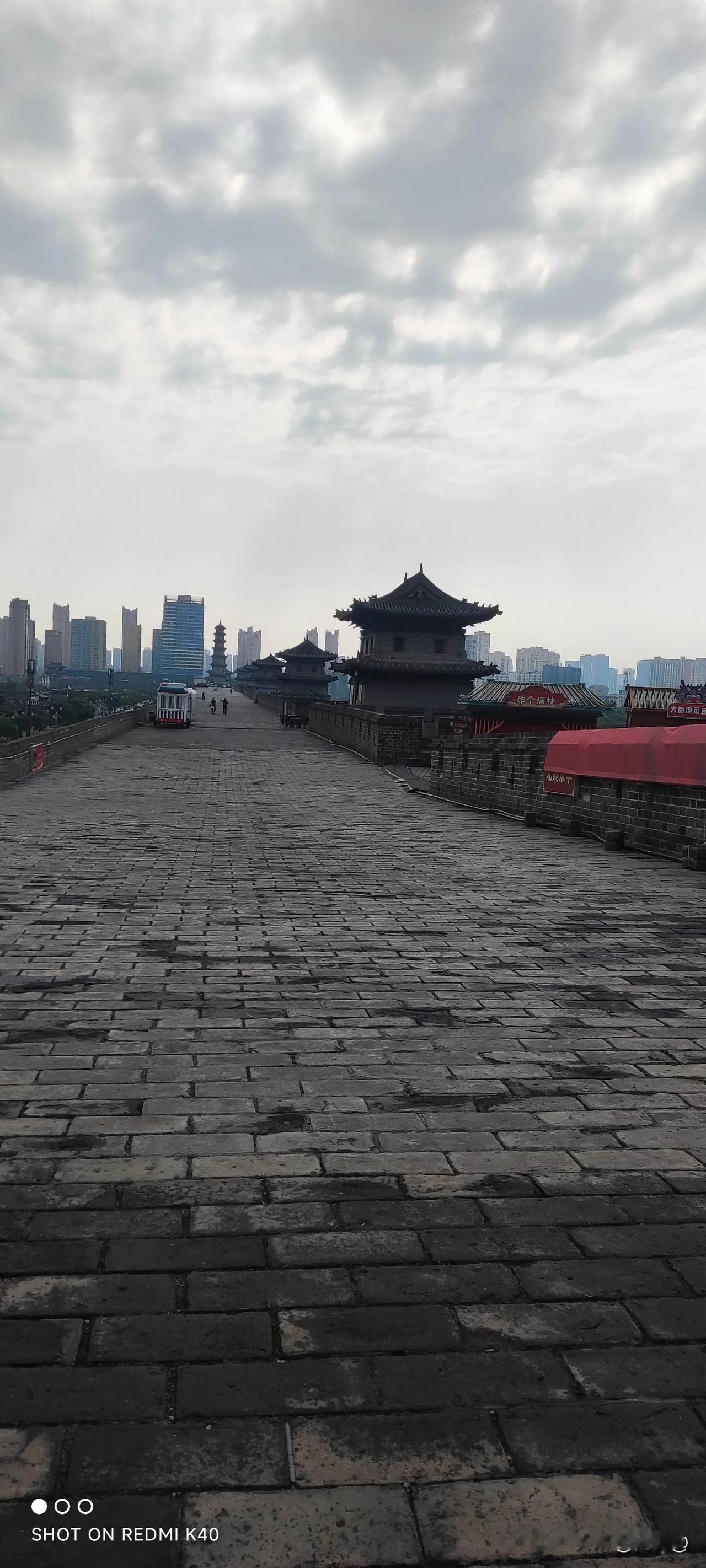8月23日，大同，下雨
阴云密布，雨还在下。