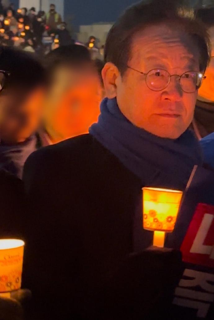 🔻韩国媒体报道：韩国在野党现在正在光华门发起烛光守夜活动，要求尹锡悦辞职。
?