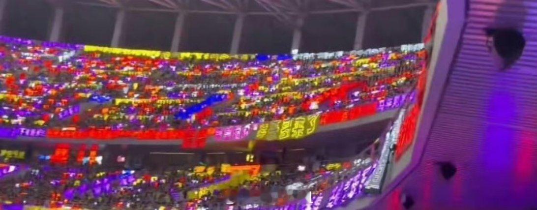 时代少年团第三场演唱会的灯牌现场出来了，红色、绿色、紫色、黄色都有呢，你第一眼看