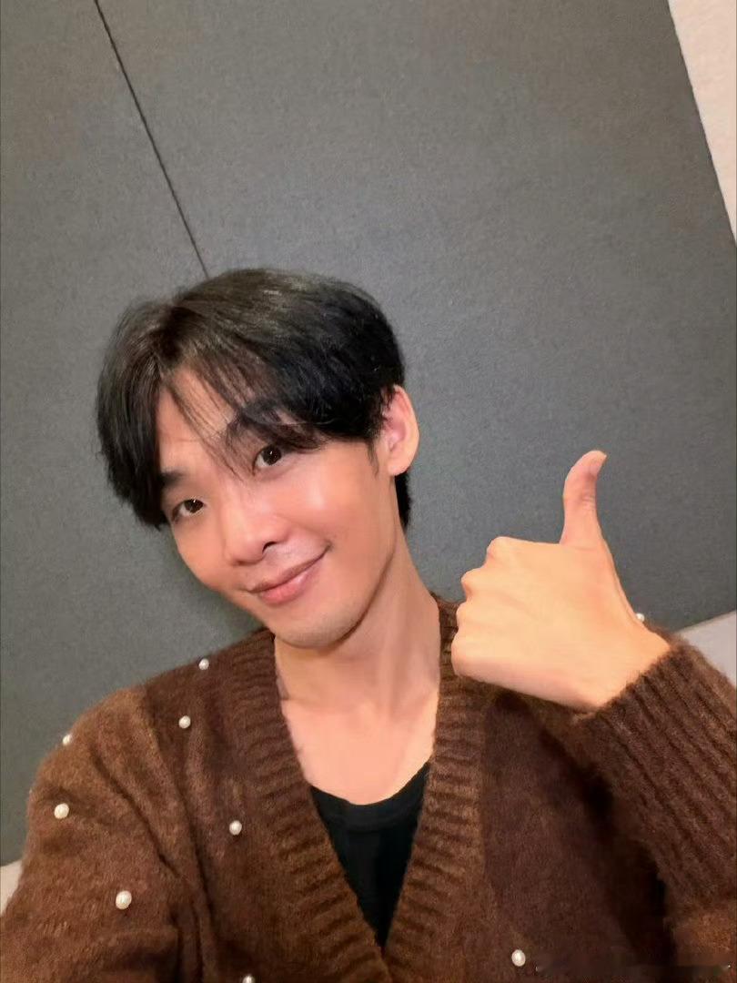 王赫野的脸怎么红成这样 直播名场面+1！一声“哥哥”让他脸红得发烫，肉眼可见的慌