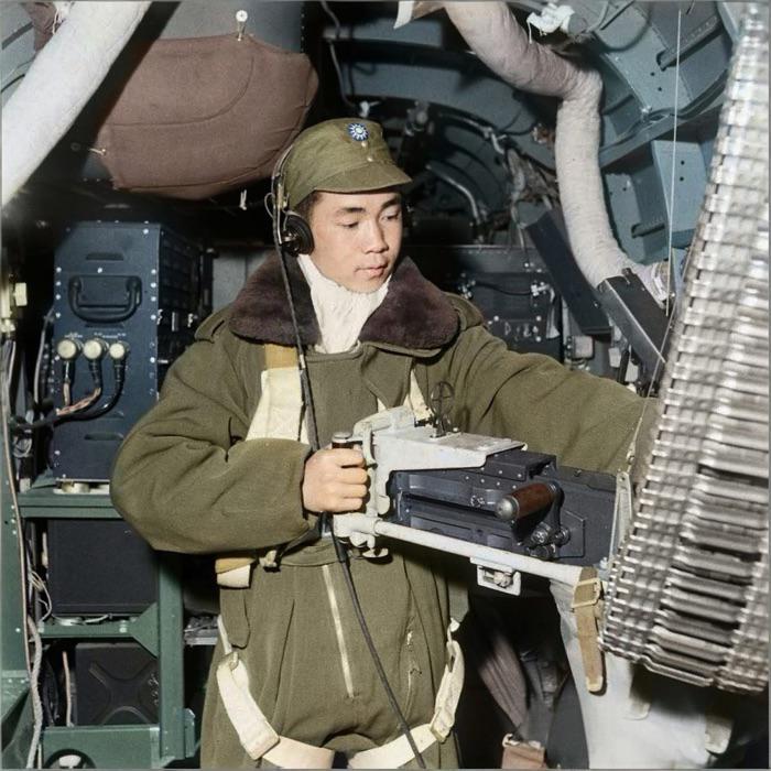 1945年抗战末期，国军轰炸机机组成员正在操作1挺勃朗宁M2重机枪，预备射击！