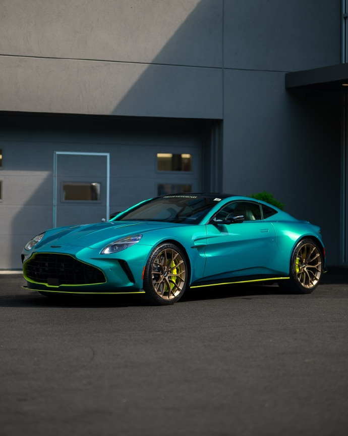 英伦暴力美学天花板，绿色碳纤维套件+战斗感造型，回头率直接拉满～梦想座驾的颜值和