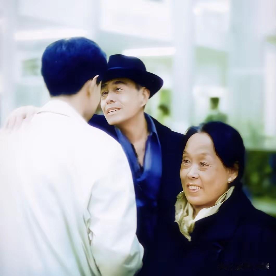 据说这是杨振宁先生和父母在一起的合影，杨振宁先生留下的是背影，父母留下的是正面照