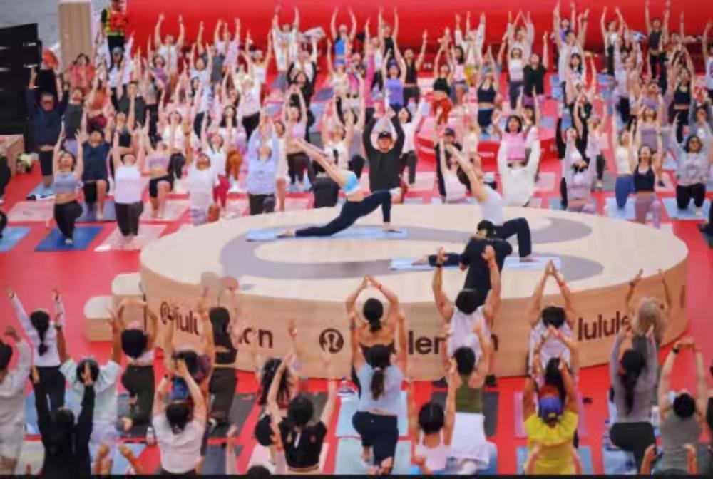 近日，加拿大品牌Lululemon连上两次热搜，这个做瑜伽服饰出道的品牌，在搞事