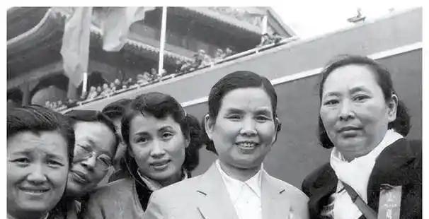 1953年，毛主席见到曾经的黄埔校花，责怪道：你怎么不来看我？

曾宪植，一个名