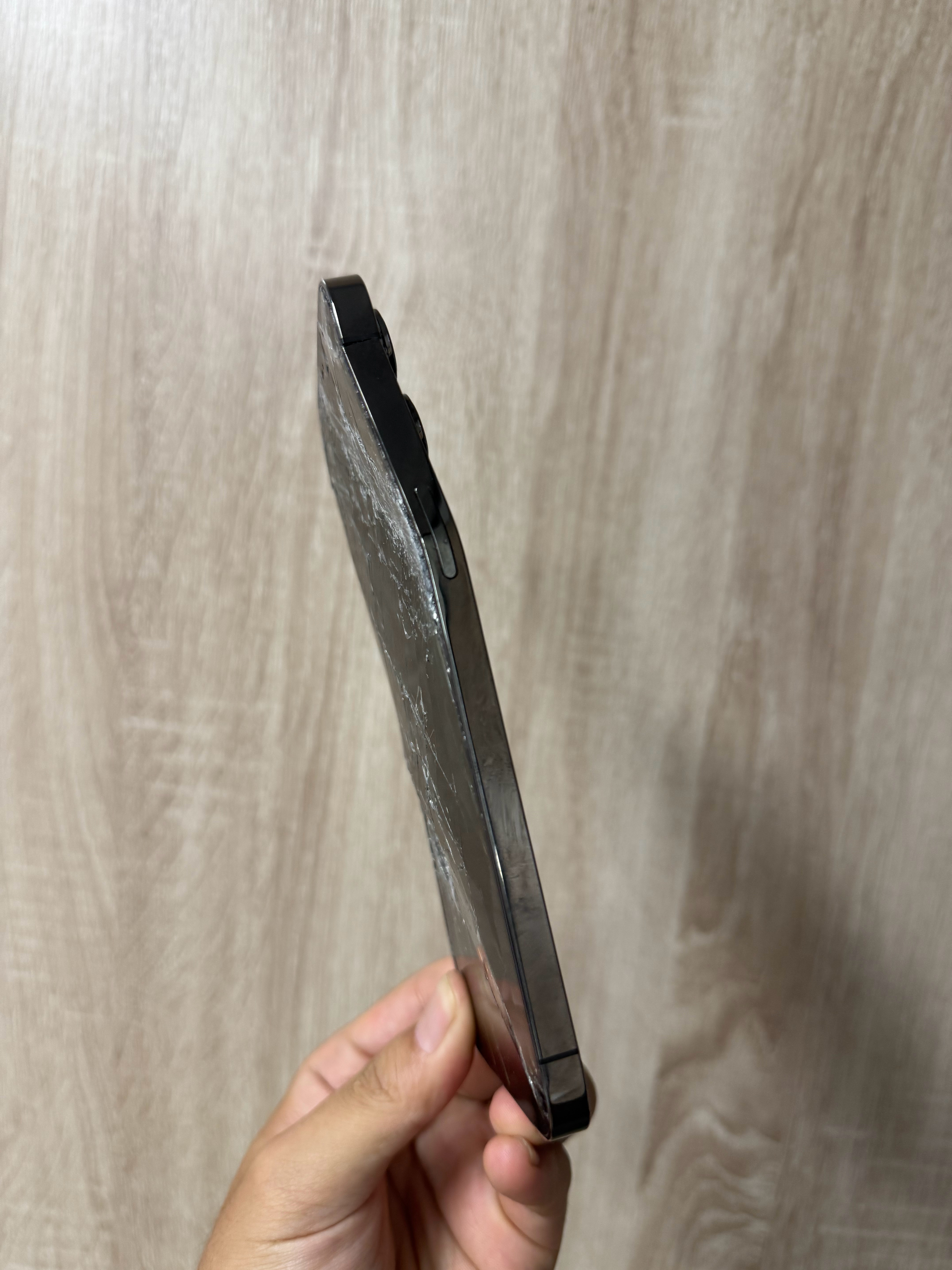 三哥我的12PM被挖机压成这样了，能不能帮我把资料弄出来？[允悲]说实话，主板弯