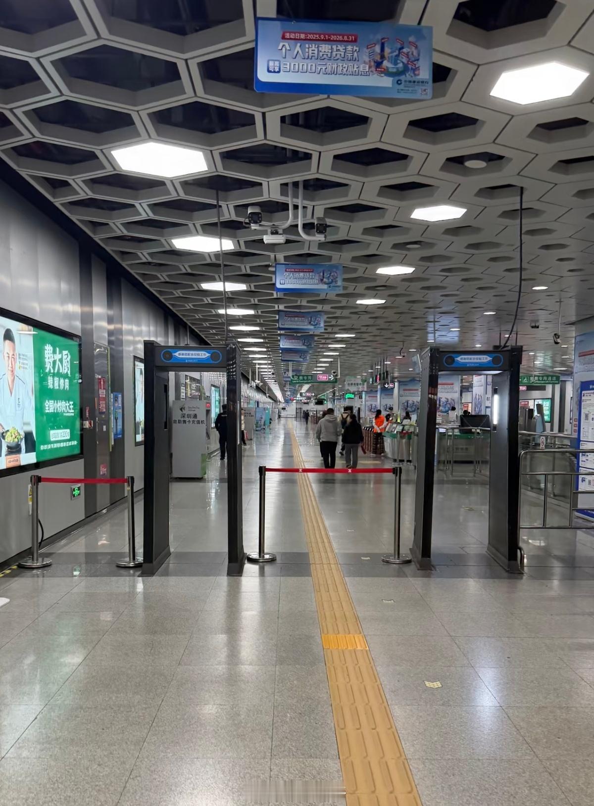 深圳地铁最新回应：优化安检方式并加派人手，加快智能金属安检门投放。 深圳