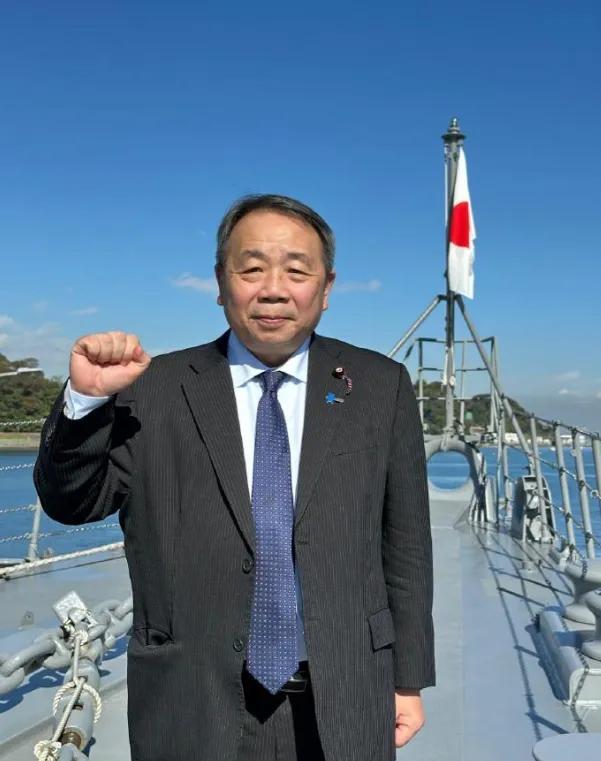 请大家记住这个人。它叫石平，原籍是我们中国四川的，现在是个日本人，在2007年正