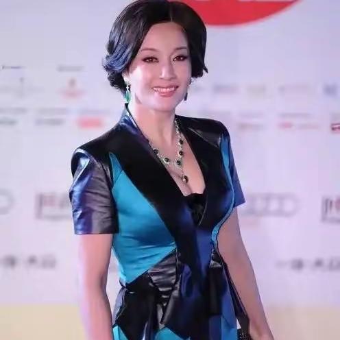 见过太多家庭闹剧，
唯独刘晓庆这事儿最扎心。
76岁的她还在剧组较真，妹妹却在成