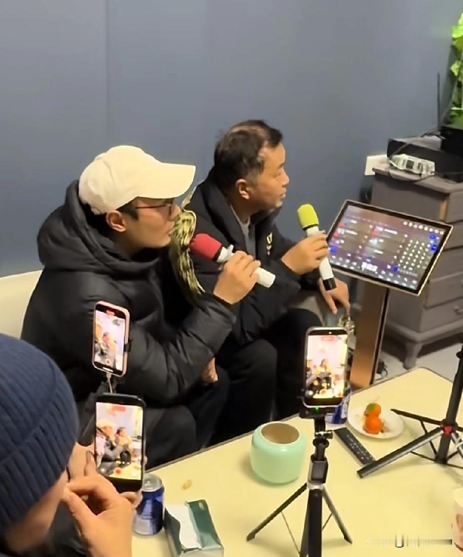 近日，沈巍在KTV包厢高歌沪剧，惊呆了网友！众多镜头下，他握着话筒悠然开嗓，唱的
