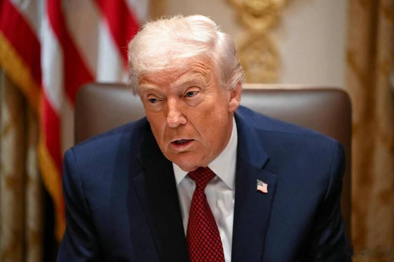 【100万美元买绿卡！川普宣布「金卡」正式开卖，取代EB-5投资移民】海外新鲜事