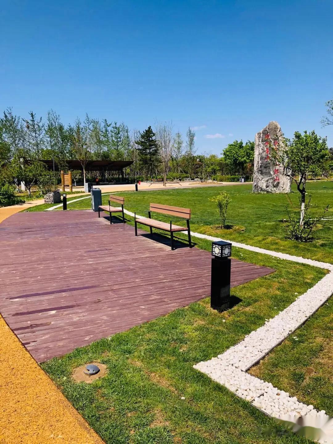 大兴五福堂公园是一个园大人少景美的休闲之处。公园里面有一片儿童乐园，其实相比旧宫