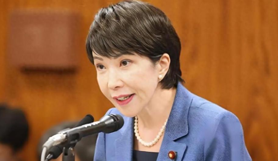 如今的日本政坛，最尴尬的一幕正在上演。
身为首相的高市早苗，已然陷入无人接洽、内