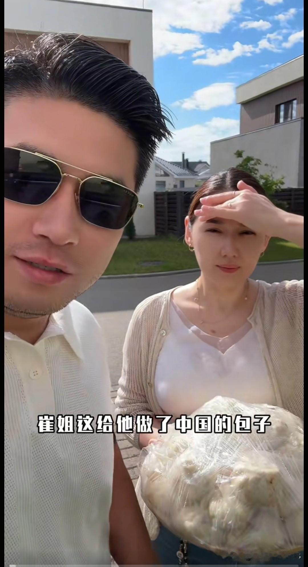 裴宇全家去岳父岳母家，崔姐还包了满满一大盆中国的包子，今天是俄罗斯节日，他们好多