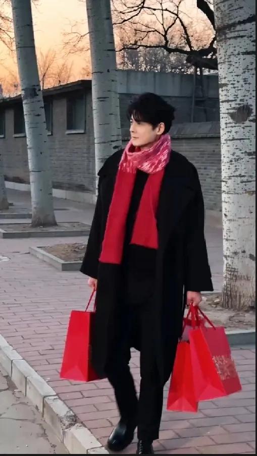 郭品超回山东老家过年了！
村里放鞭炮他跟着点，包饺子学得有模有样。邻居大爷拍肩：