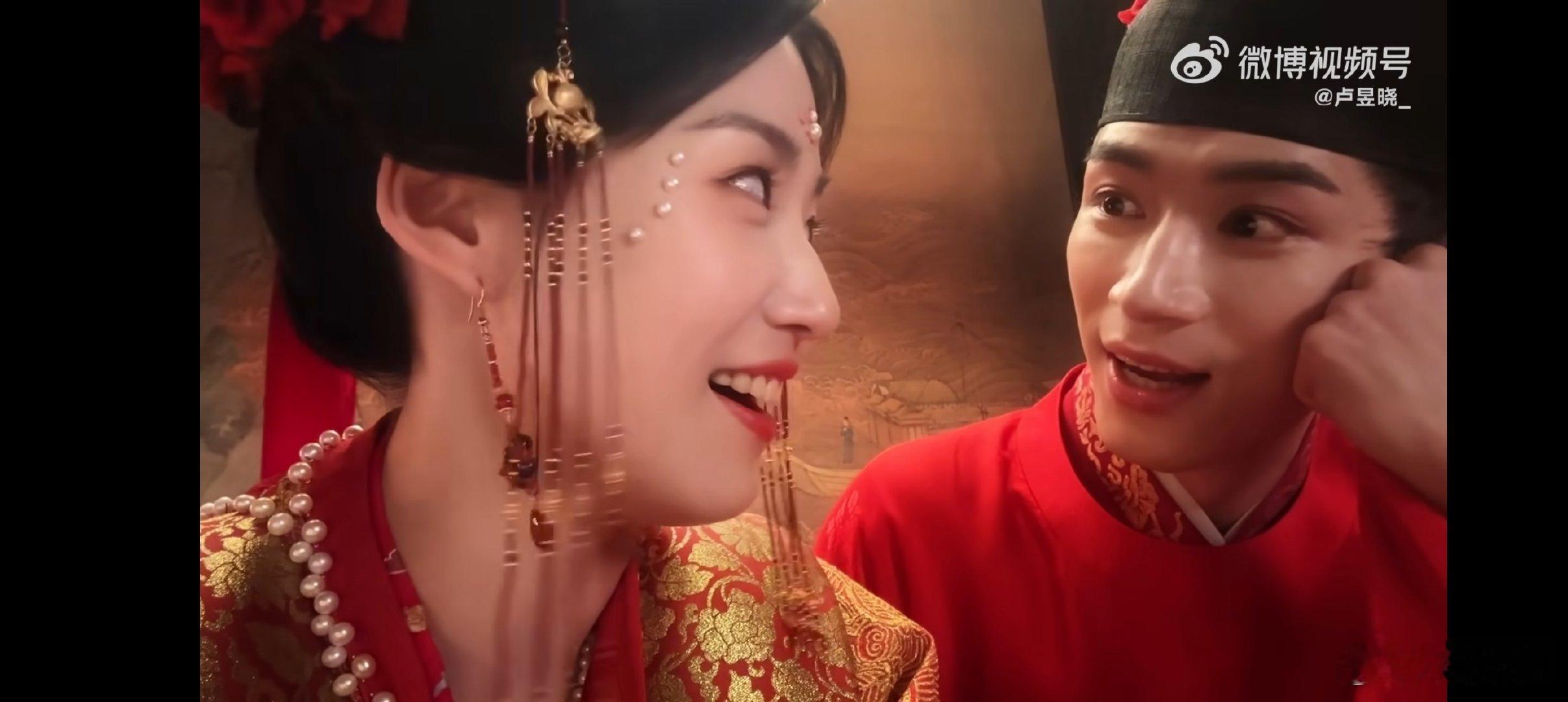 卢昱晓晒出的大婚幕后照也太可爱了吧！原来拍摄现场这么欢乐，好想钻进屏幕和他们一起