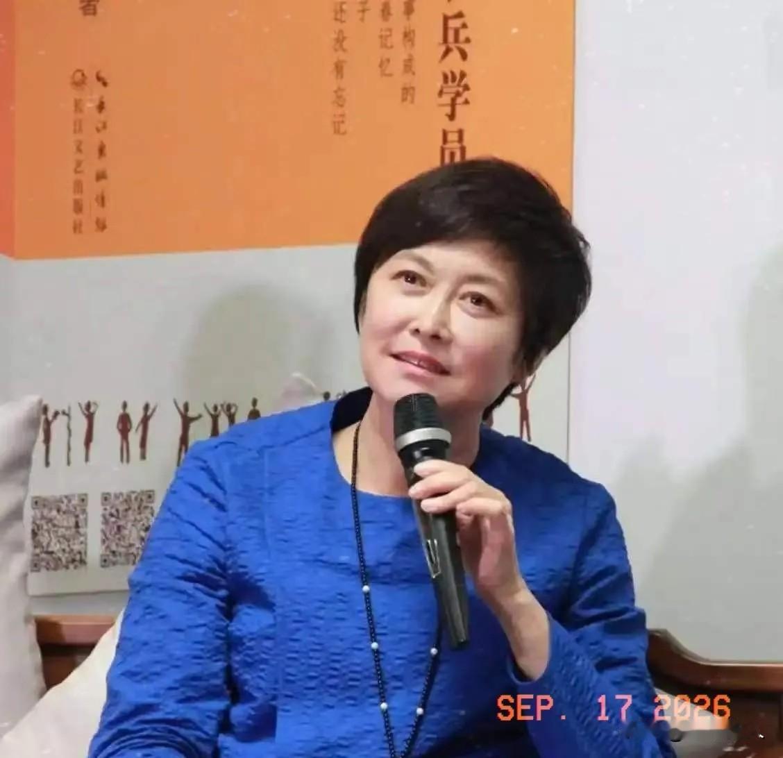 敬一丹追悼会正式举行
众多大咖现身送别，李修平戴黑色口罩，明显哭过，陈铎夫妇也来