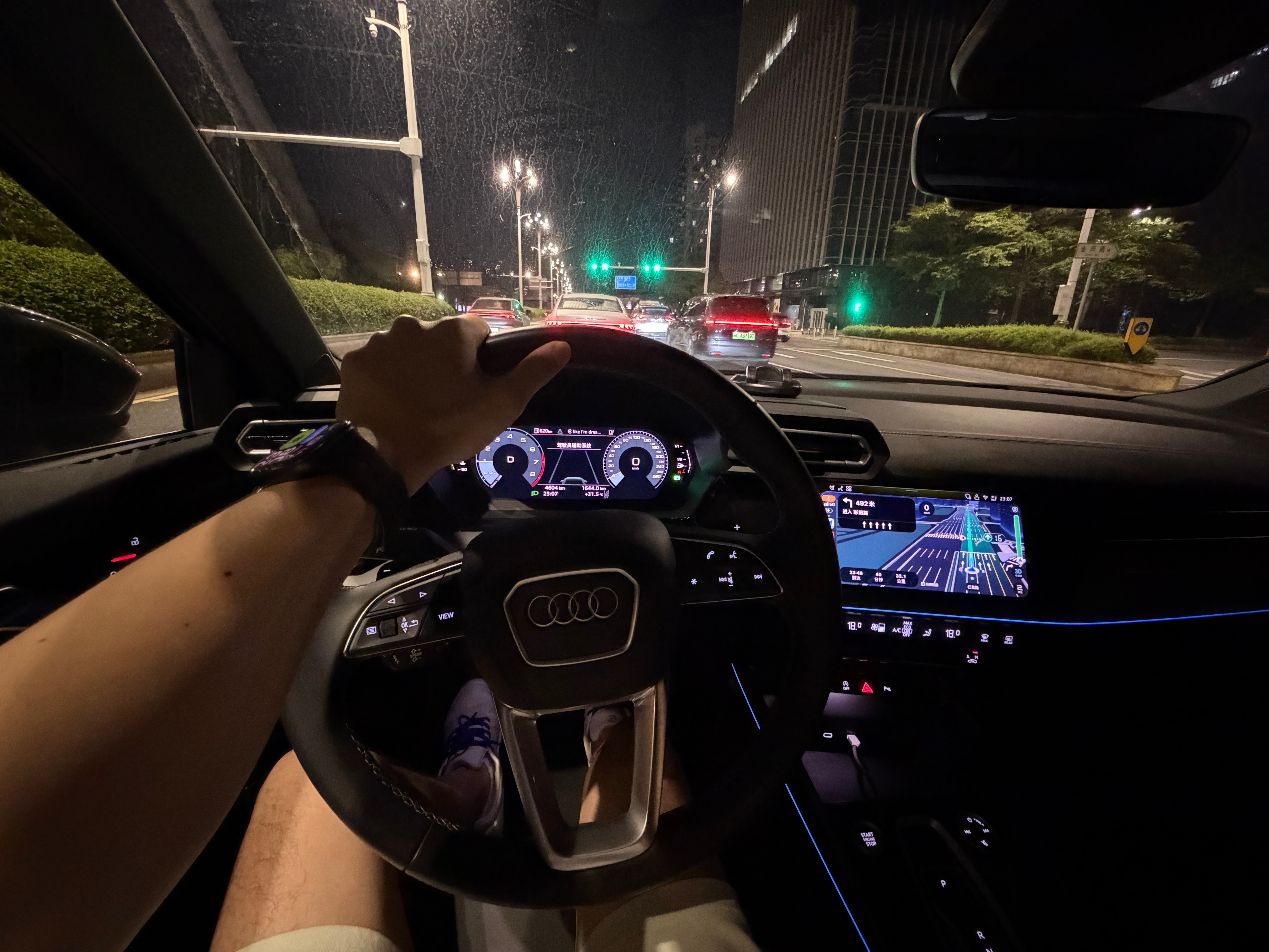 深圳这个交通看似简单，实则一点也不简单，那种右拐的路口极其容易开过，还好高德导航
