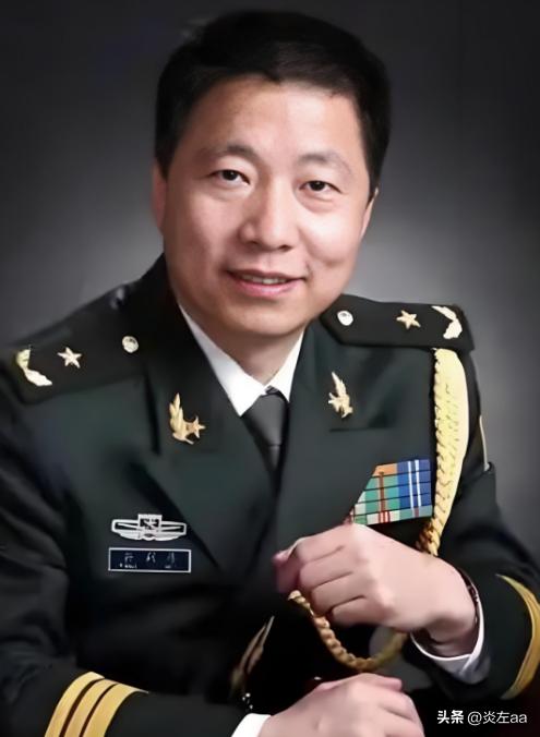 杨利伟退休待遇揭秘：没有巨额奖金，只有“终身金钟罩”。2003年10月15日，杨