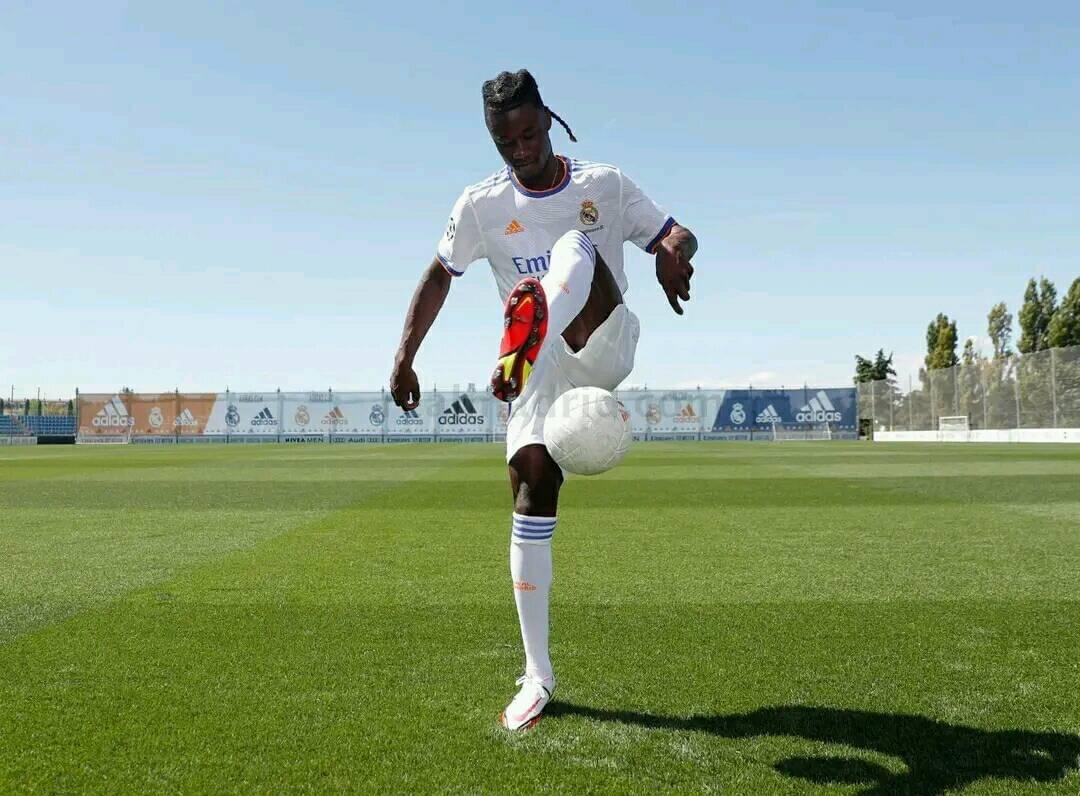 两年前的今天，卡马温加亮相伯纳乌。✨#纯白记忆##halamadrid# ​​​