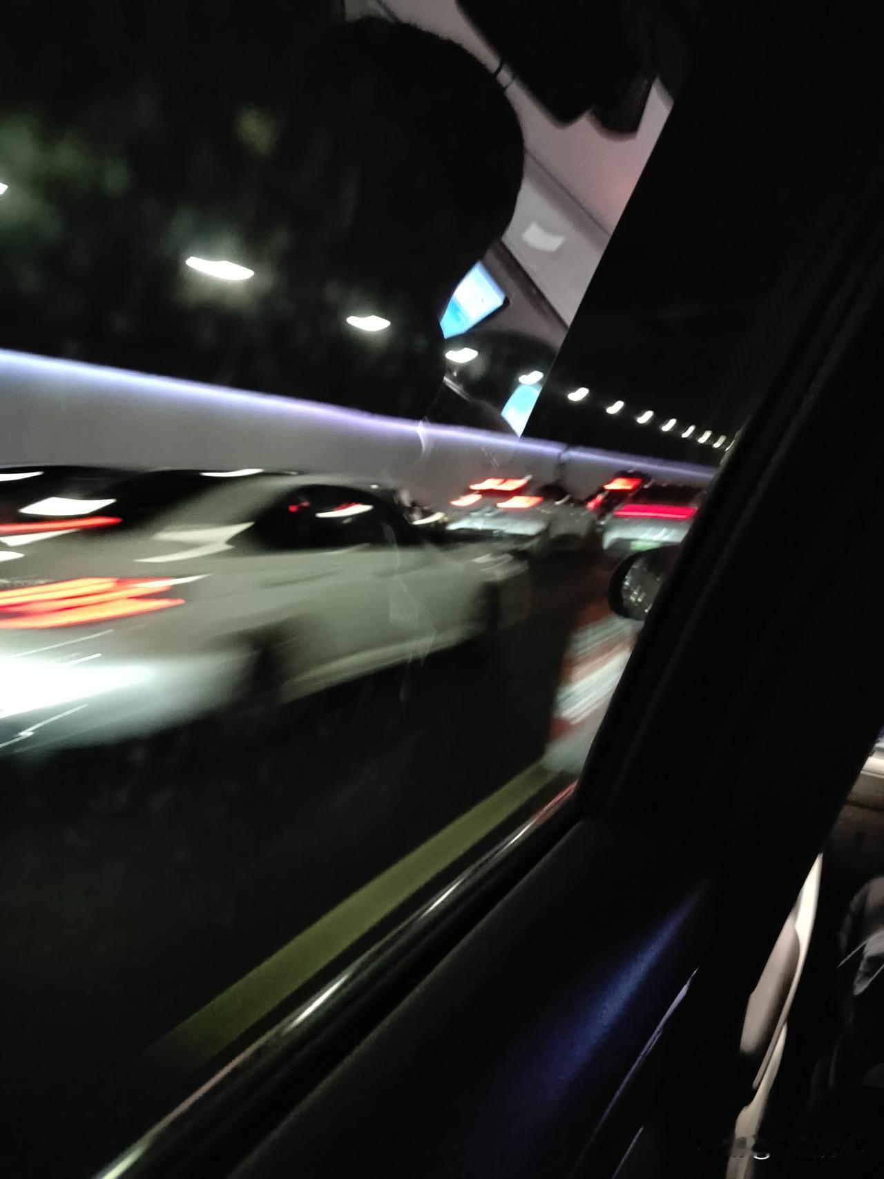 很多人没见过年初八的深中通道。很多深圳人今天回深圳呢。
不知道为啥，
总是限行，