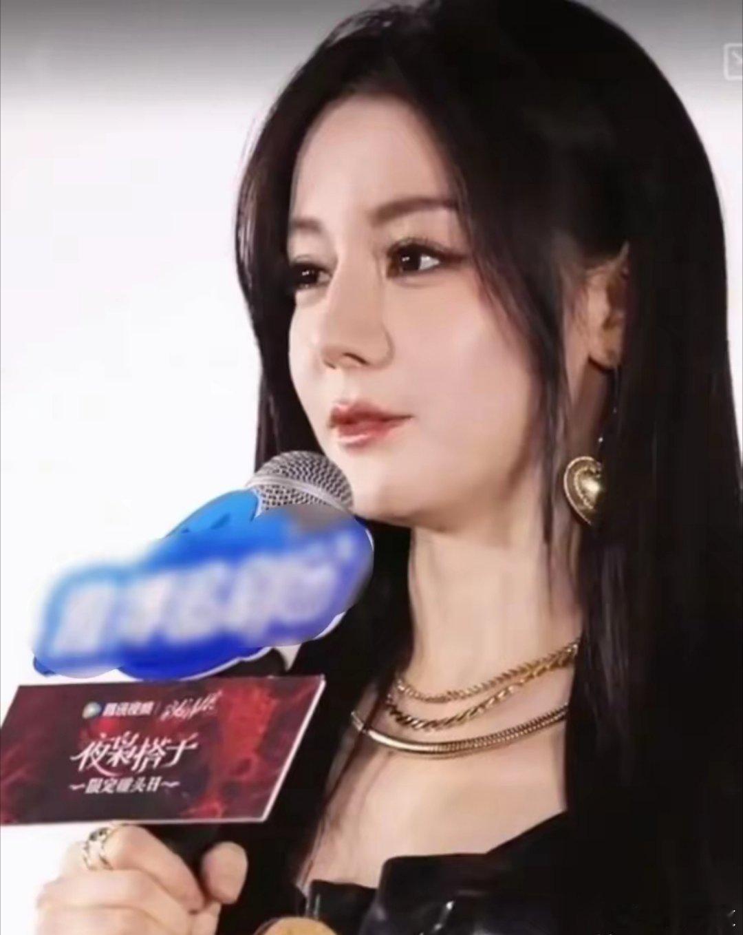 迪丽热巴最新露面状态差，脸部浮肿被质疑医美，浓妆难掩疲态。医美是条不归路，只会不