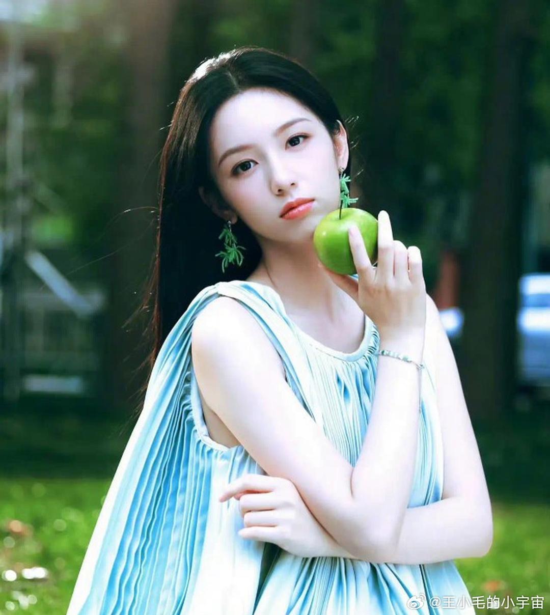 1. 卢昱晓最近的线下活动引发了一些争议，商场要求预约才能进场，给部分顾客带来不