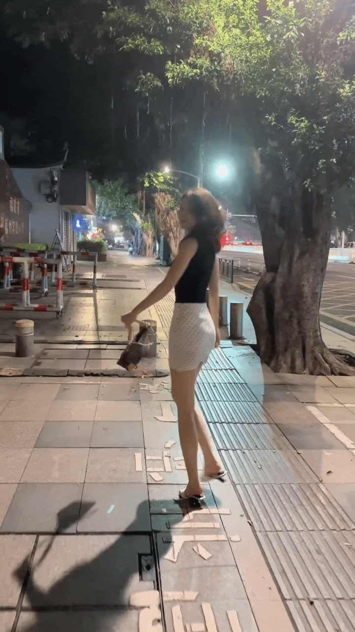 太羡慕这位姐姐高挑的身材和潇洒的气质了！