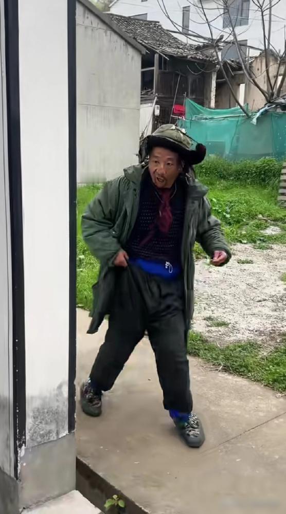 你天天刷的那个扮傻网红，可能已经不是在演了。对着家人嘴角僵硬，连笑都不会了，这钱