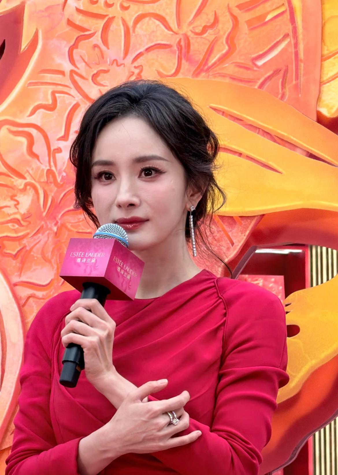 突然发现杨幂老了以后，反而看着更有气质了，虽然她的表情总是看起来不好惹，但是比起